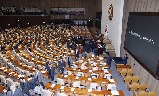 한덕수 탄핵 표결 불참 '본회의장 떠나는 국민의힘'