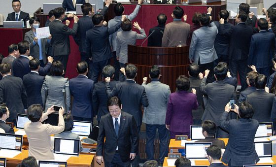 이재명 대표 '항의하는 국민의힘 의원들을 뒤로하고'