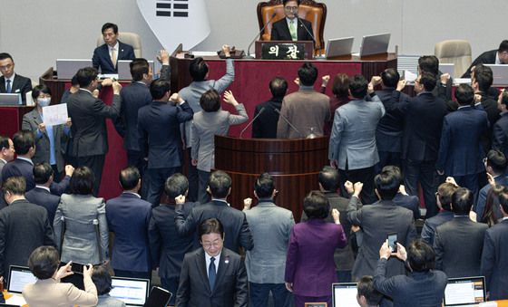 '국무총리(한덕수) 탄핵소추안' 투표 마친 이재명 대표