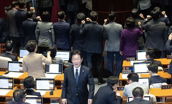 이재명 대표 '국무총리 탄핵소추안 항의하는 국힘 의원을 뒤로하고'