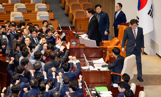 의장석 찾아간 권성동