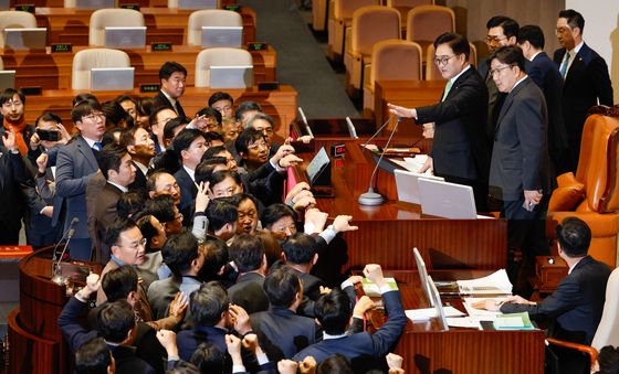 '한덕수 탄핵안 표결' 의장 향해 항의하는 與