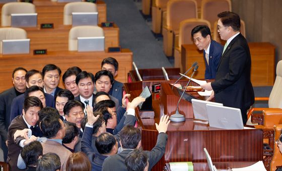 의장석 앞 언성 높이는 여야