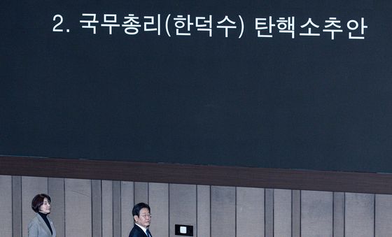 투표소 향하는 이재명 대표