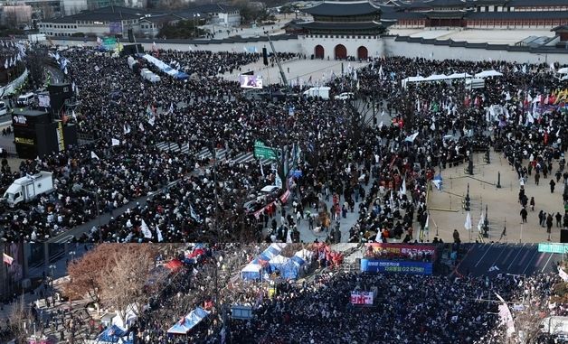 광화문 도심 윤 대통령 탄핵 찬반 집회