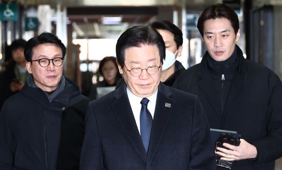 굳은 표정으로 긴급 최고위 참석하는 이재명