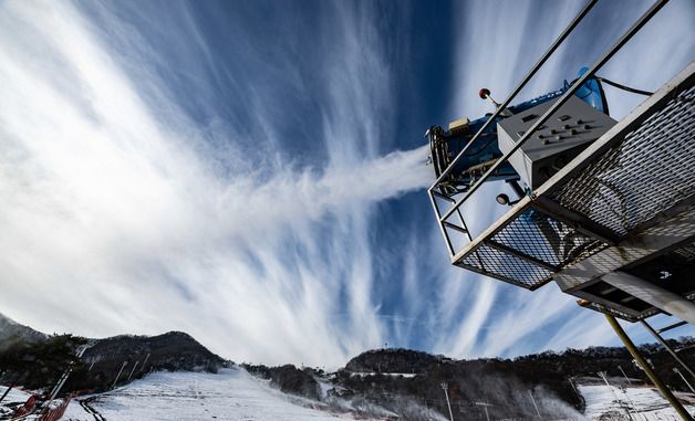 인공눈 뿌리는 지산포레스트리조트 스키장