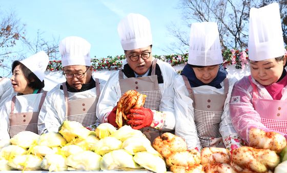 김장 담그는 우원식 국회의장