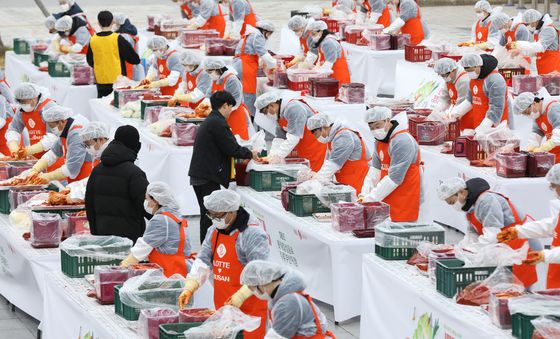 '이웃에게 온정을'…롯데, 김장 1만포기 봉사