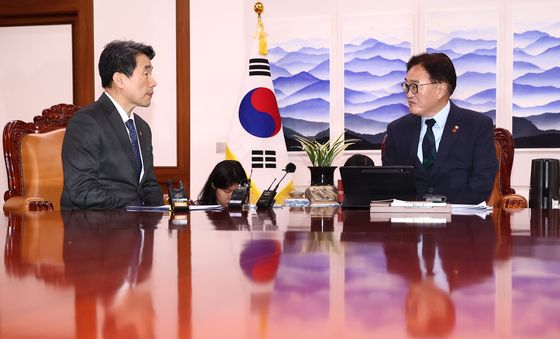 우원식 의장 의대 증원 관련 발언 듣는 이주호 부총리