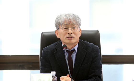 개회 발언하는 김광동 위원장