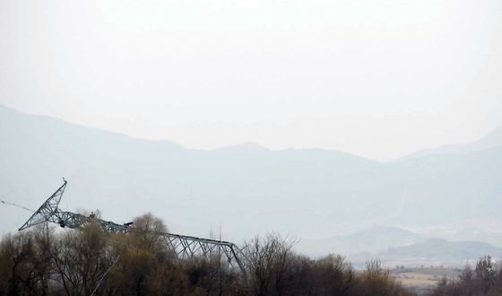 北 개성공단 송전탑 '우르르' 붕괴