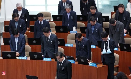 제주항공 여객기 참사 희생자들 위해 묵념하는 김동연 경기도지사