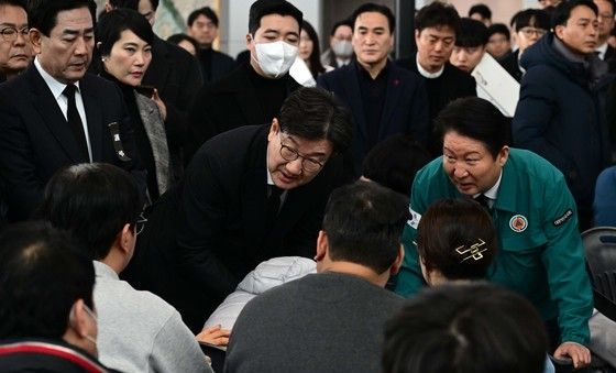 제주항공 사고 유가족 만난 권성동