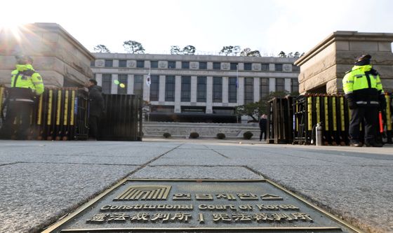 '쌍탄핵' 넘겨받은 헌재…재판관 회의 돌입