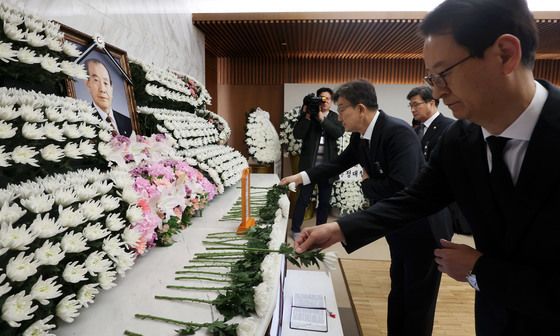 김수한 전 국회의장 빈소에 헌화하는 권성동 원내대표