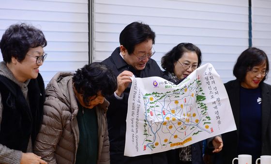 '광주항쟁전적도' 선물받은 이재명