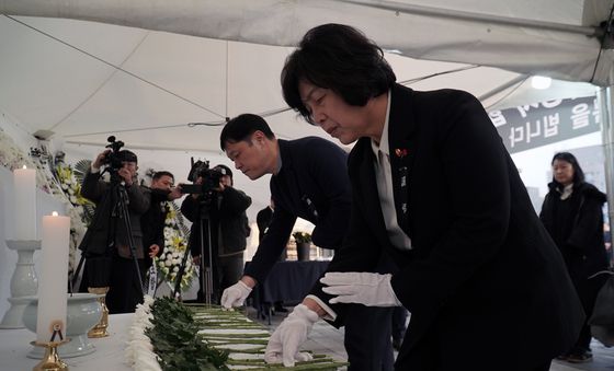 헌화하는 강정애 장관과 이희완 차관