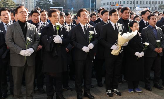 민주당, 제주항공 여객기 사고 희생자 합동분향소 조문