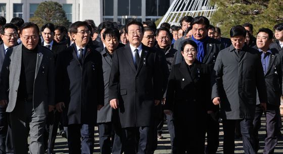 민주당, 제주항공 여객기 사고 희생자 합동분향소 조문