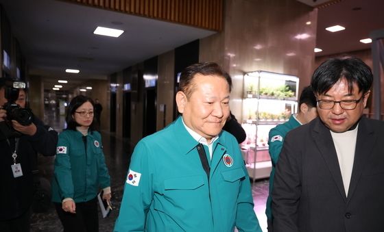 '비상 계엄' 간부회의 마치고 이동하는 이상민 장관