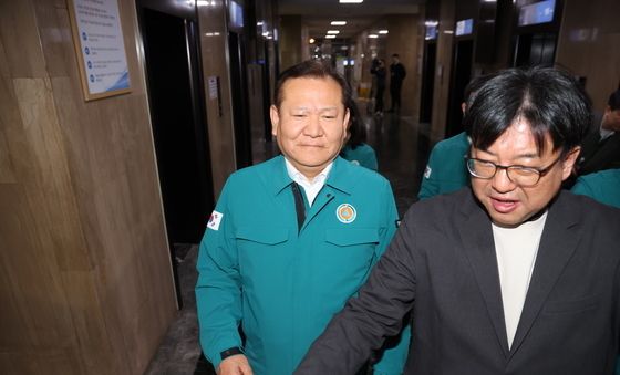 간부회의 마치고 이동하는 이상민 장관