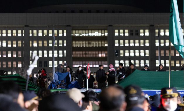 '尹 비상계엄' 국회 지키는 시민들