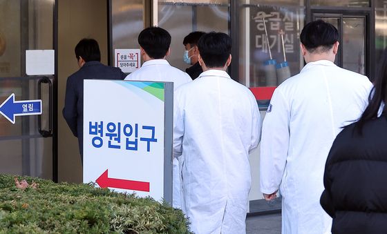 '전공의 등 미복귀 시 처단'… 포고령에 들끓는 의료계