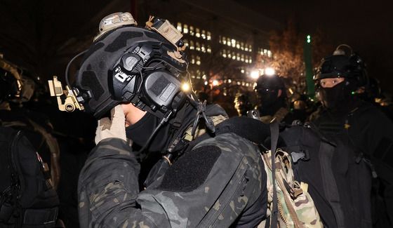 고개숙인채 철수하는 계엄군