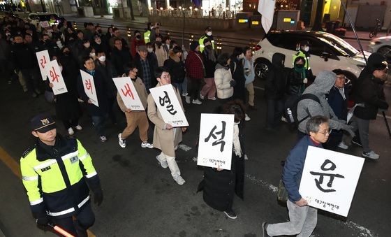 대구 도심에 울려 퍼지는 "퇴진 촉구"