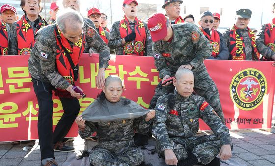 삭발하는 해병대예비역연대