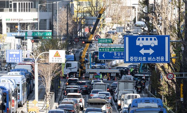 상수도관 파손 복구작업으로 정체현상 보이는 서대문역 사거리