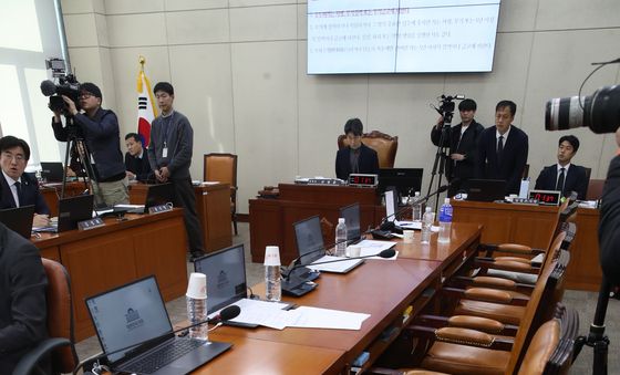 여당 의원들 퇴장한 국회 행안위