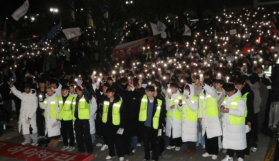 '윤석열 대통령 퇴진 위해 모인 서울대 학생들'