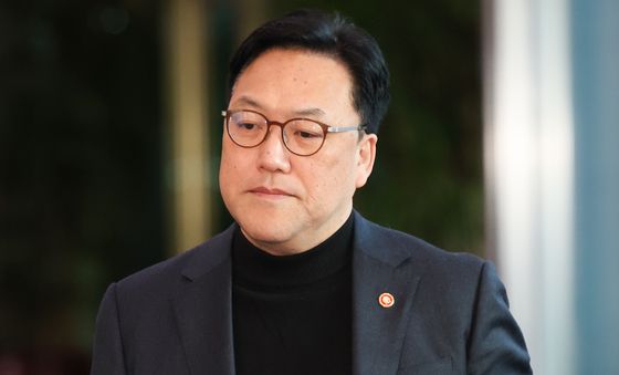 출근하는 김병환 금융위원장