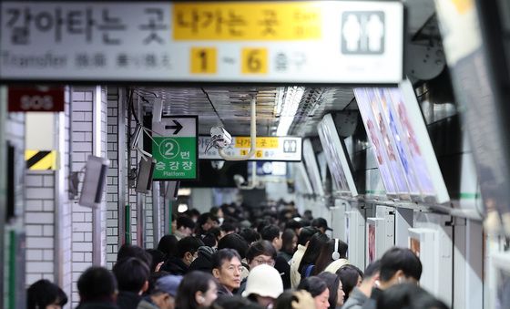 지하철 이용해 출근하는 시민들