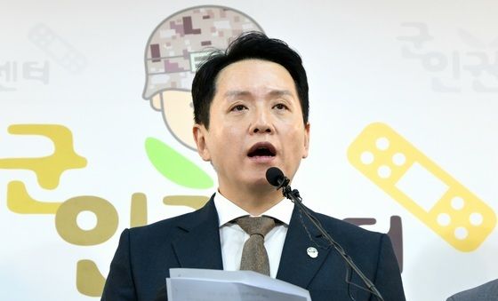 계엄 관련 기자회견 하는 임태훈 군인권센터 소장