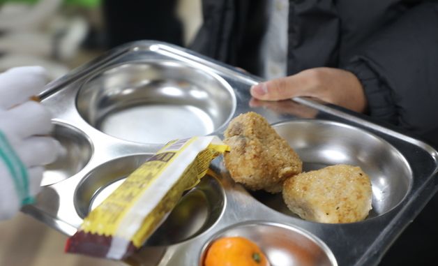 오늘 급식 메뉴는 \'삼각김밥\'