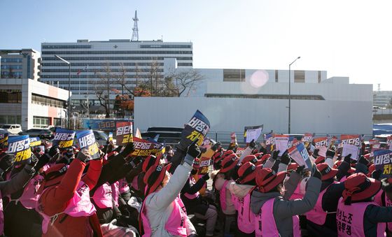 학교비정규직 노동자들 '최저임금에도 못 미치는 기본급 인상안이라니'