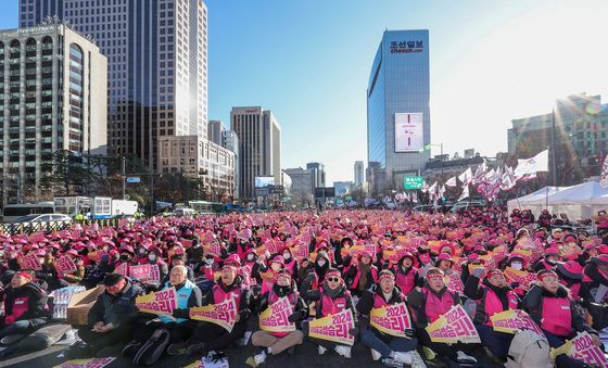 임금교섭 승리 외치는 학비노조