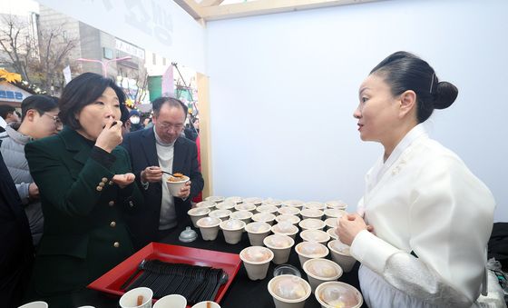 동행축제 대화 나누는 오영주 장관·김미령 셰프