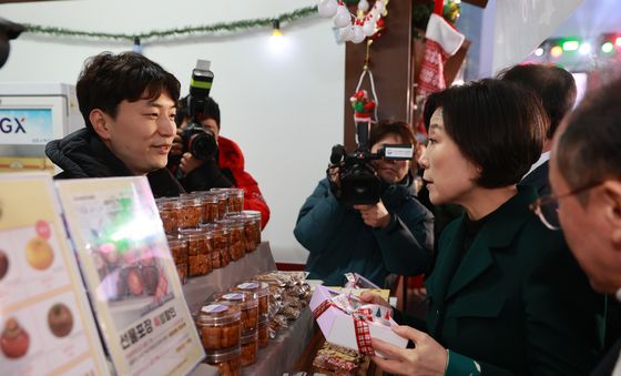 12월 동행축제 상인들과 대화하는 오영주 장관