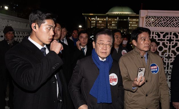 이재명 대표 '지지자들과 인사하기 위해'