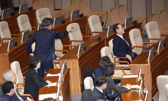 박성재 법무장관에게 항의하는 신장식 의원