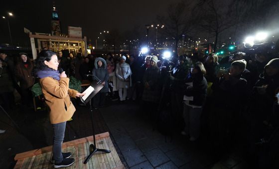 스톡홀름 도심에 울려퍼진 '작별하지 않는다'