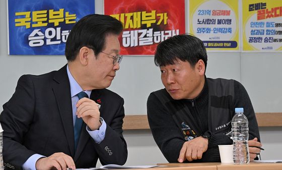 전국철도노동조합 위원장과 대화하는 이재명 대표