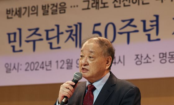 민주단체 50주년 기념식, 개회사하는 강창일 상임대표