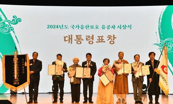 국가유산청장, 국가유산보호 대통령표창 수상자들과