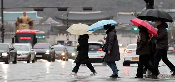 전국 쌀쌀하고 비 또는 눈