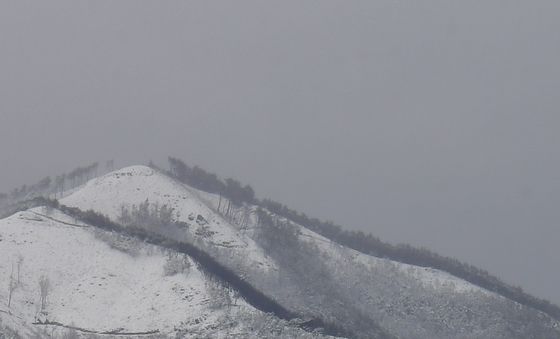 봄에 만난 雪山